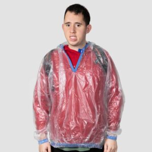 Chubasquero Izaskun de Monamur visto de frente, diseñado para proteger de la lluvia en posición sentada o de pie.
