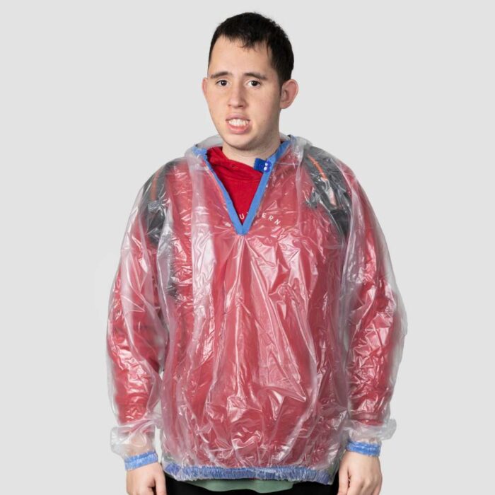 Chubasquero Izaskun de Monamur visto de frente, diseñado para proteger de la lluvia en posición sentada o de pie.
