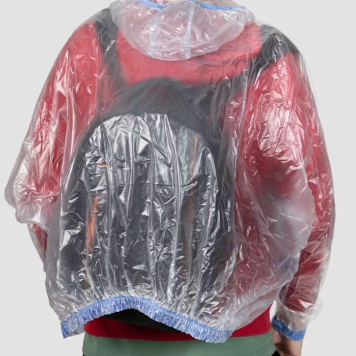 Vista trasera del Chubasquero Izaskun de Monamur protegiendo la mochila frente a la lluvia.