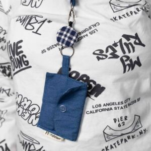 Detalle del Cordón retráctil Sandra de Monamur con accesorio para tarjeta y sistema cómodo de uso diario.