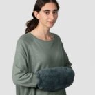 Calientamanos Betty reversible de Monamur, diseñado para mantener las manos calientes con comodidad.