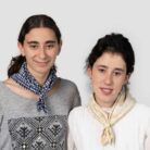 Pañuelo fallero Anabel de Monamur mostrado en dos modelos, con diseño cómodo inspirado en el pañuelo fallero tradicional.